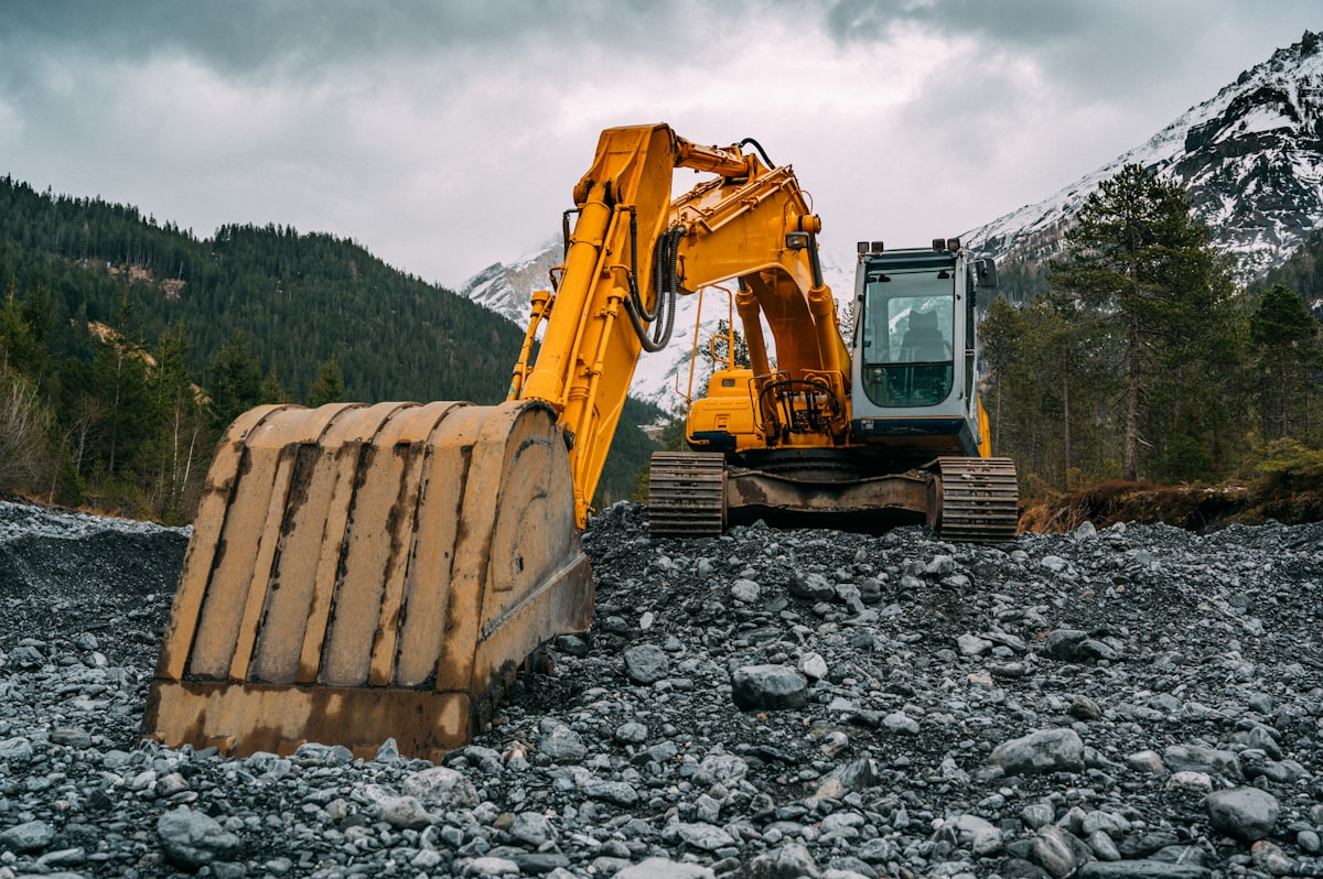Kettenbagger auf einer Baustelle
