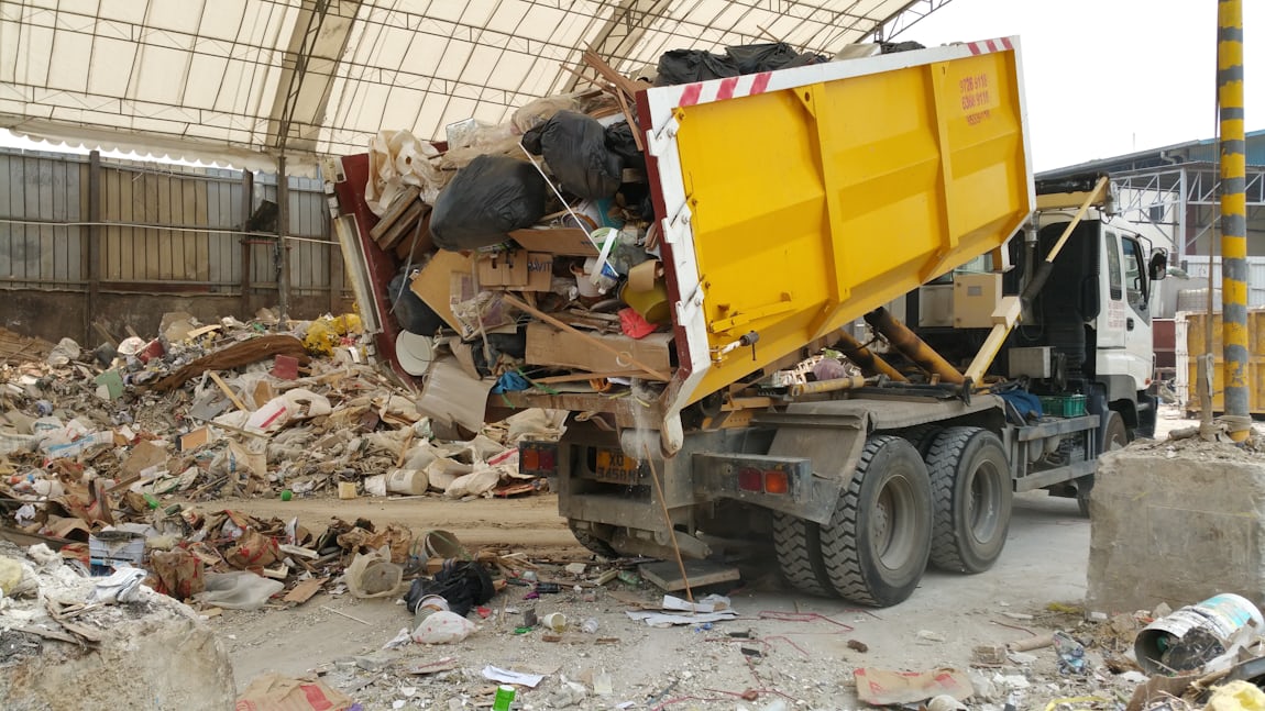 Container wird an einer Anlage entladen