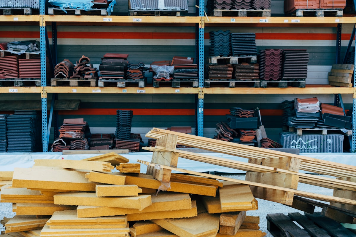 Holz und Zubehör im Baustoffregal