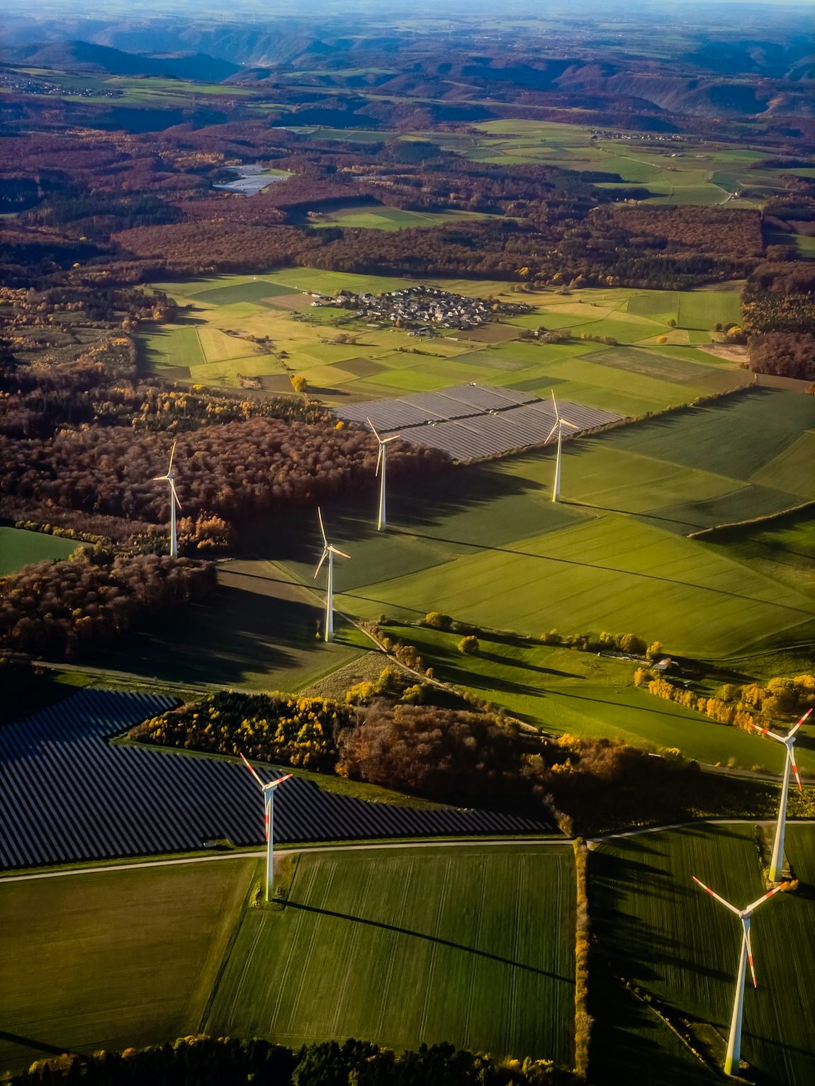 Windräder und Solarflächen in einer Kulturlandschaft aus der Luft
