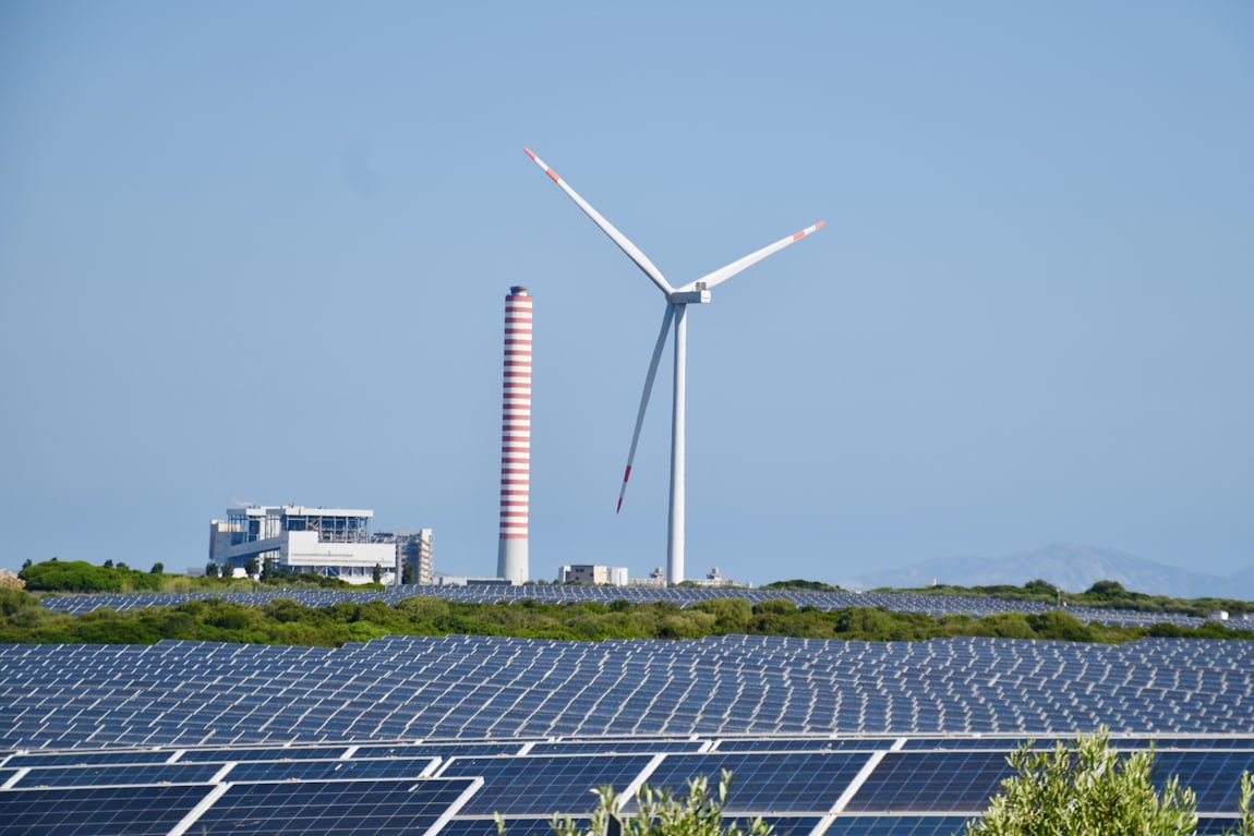 Windkraftanlage über einem Solarfeld
