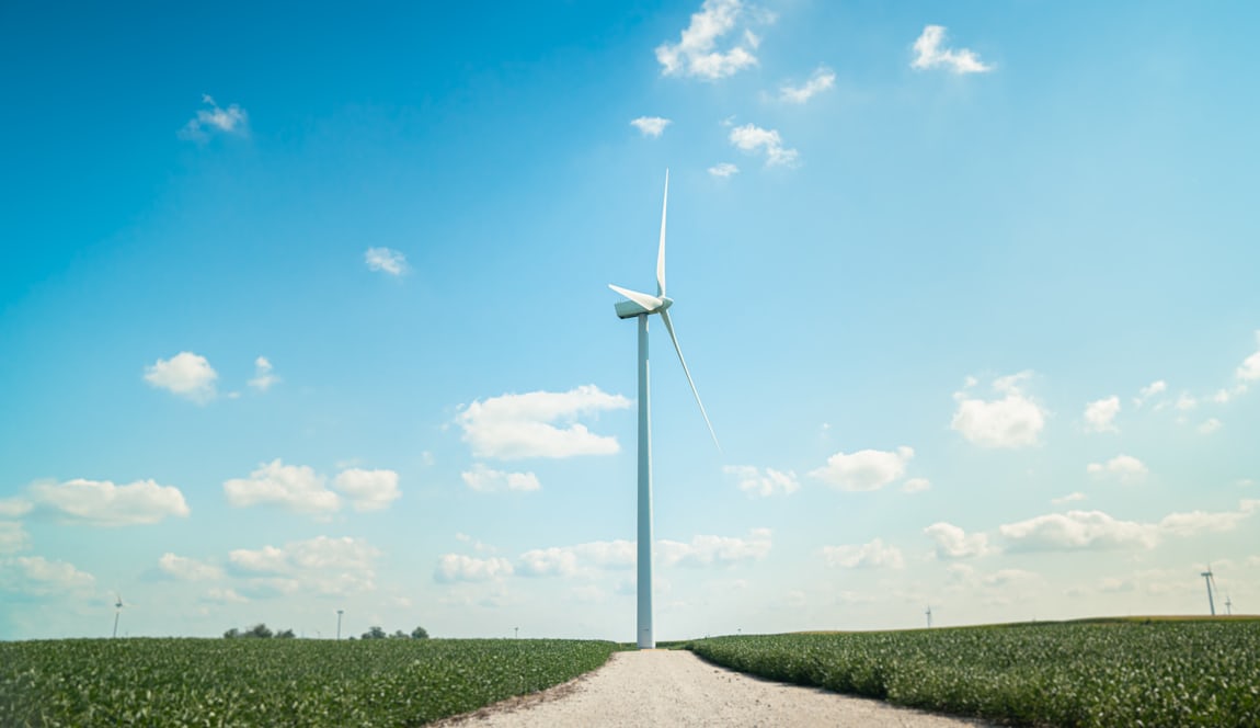 Windkraftanlage in einem Feld